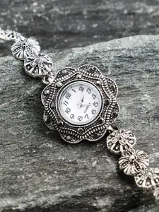 HAUTE SAUCE by  Campus Sutra HAUTE SAUCE by Campus Sutra Women The Aqualith Round Watch - Chalice Silver