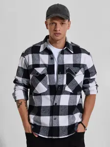 Snitch Men Checked Spread Collar Relaxed Fit Casual Shirt