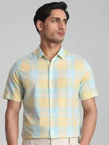 Mufti Men Slim Fit Checked Spread Collar Cotton Casual Shirt