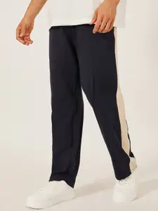 Styli Men Side Contrast Open Hem Zipper Pocket Relaxed Fit Joggers