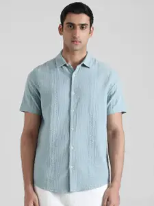 Mufti Men Slim Fit Textured Spread Collar Cotton Casual Shirt