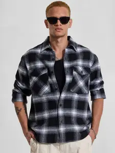 Snitch Men Checked Spread Collar Relaxed Fit Casual Shirt