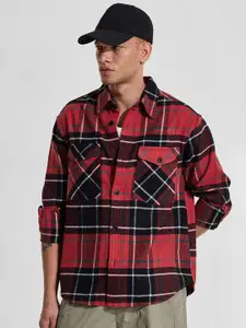 Snitch Men Checked Spread Collar Casual Shirt