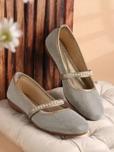 AROOM Women Embellished Ethnic Mojaris Flats