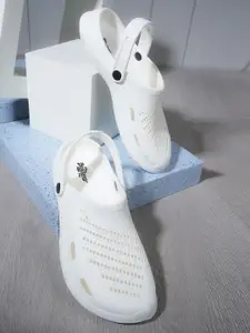 The Roadster Lifestyle Co. Men Lightweight Self Design Clogs