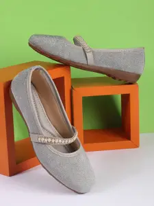 AROOM Women Embellished Ethnic Mojaris Flats