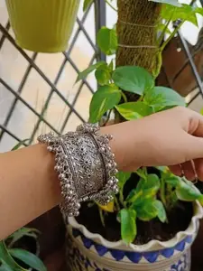 Sangria Ghungroo Beaded Bangle