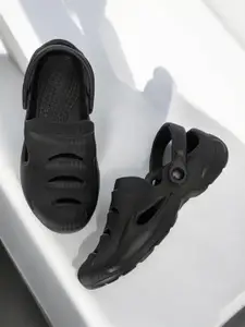 The Roadster Lifestyle Co Men Textured Lightweight Clogs