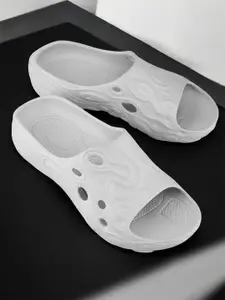 The Roadster Lifestyle Co Men Big Fox Light Sliders