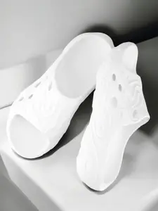 The Roadster Lifestyle Co Men Big Fox Light Sliders