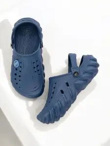 The Roadster Lifestyle Co Men Textured Lightweight Clogs