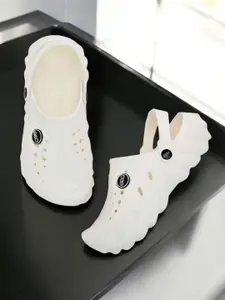 The Roadster Lifestyle Co Men Big Fox Gamblers Light Weight Clogs