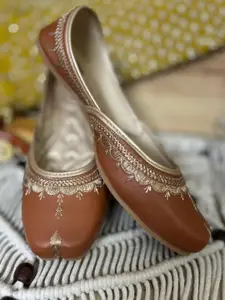 DESI COLOUR Women Embellished Ethnic Mojaris Flats