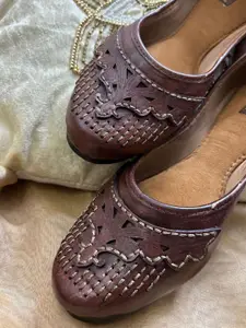 DESI COLOUR Women Embellished Ethnic Mojaris Flats