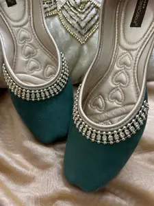 DESI COLOUR Women Embellished Mojaris
