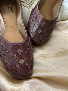 DESI COLOUR Women Embellished Ethnic Mojaris Flats