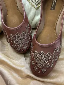 DESI COLOUR Women Embellished Ethnic Mojaris Flats