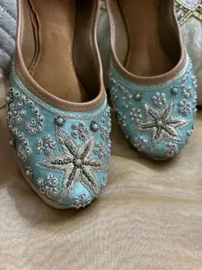 DESI COLOUR Women Embellished Ethnic Mojaris Flats