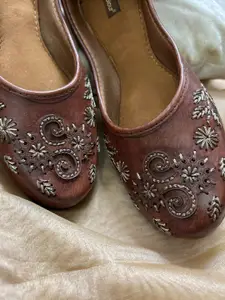 DESI COLOUR Women Woven Design Ethnic Mojaris Flats