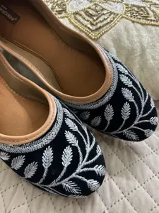 DESI COLOUR Women Embroidered Ethnic Mojaris Flats