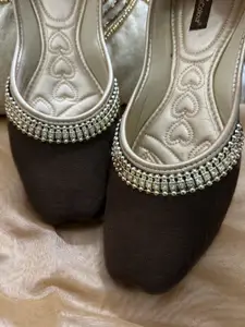 DESI COLOUR Women Embellished Ethnic Mojaris Flats