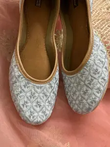 DESI COLOUR Women Woven Design Ethnic Mojaris Flats