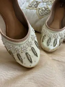 DESI COLOUR Women Ethnic Embellished Round Toe Mojaris