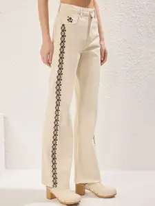 Trendyol Women Cotton Embroidered Regular Fit Mid-Rise Jeans