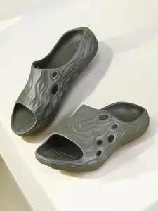 The Roadster Lifestyle Co Men Big Fox Light Sliders