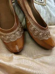 DESI COLOUR Women Woven Design Ethnic Embellished Mojaris Flats