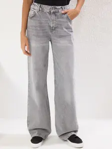 Trendyol Women Relexed Fit Mid-Rise Clean Look Heavy Fade Jeans