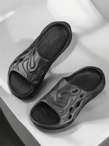 The Roadster Lifestyle Co Men Textured Lightweight Sliders