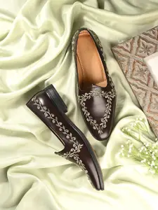 House of Pataudi Men Embroidered Mojaris