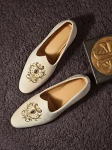 House of Pataudi Men Embellished Mojaris