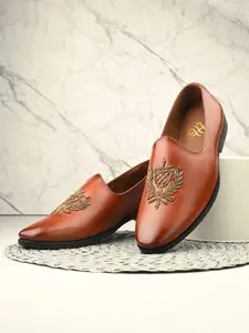 House of Pataudi Men Embellished Lightweight Mojaris