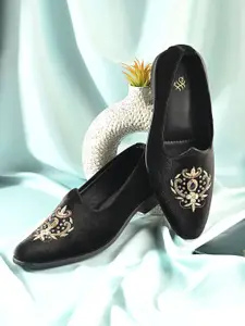 House of Pataudi Men Embellished Mojaris