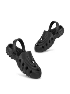 DRACKFOOT Men Self Design Clogs