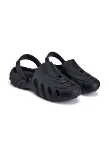 DRACKFOOT  Men Self Design Clogs