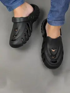 DRACKFOOT Men Self Design Clogs