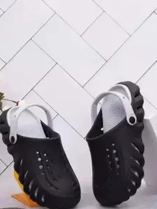 PENNEN Men Self Design Clogs