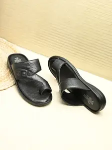 The Roadster Lifestyle Co. Men Textured Comfort Sandals