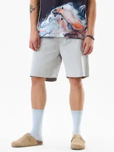 Snitch Men Light Grey Mid-Rise Regular Fit Shorts