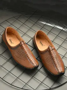 Vellinto Men Perforations Pointed Toe Mojaris Shoes