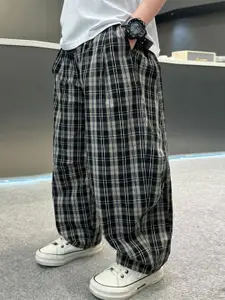 INCLUD Kids Boys Checked Mid-Rise Regular Trousers