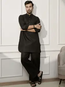 VASTRAMAY Men Solid Mandarin Collar Pathani Kurta Set