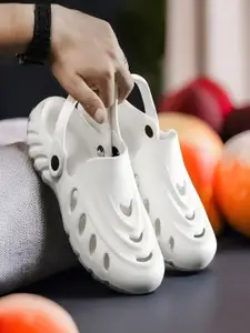 KNIEVL Men Self Design Clogs