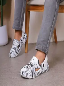 KNIEVL Men Printed Clogs