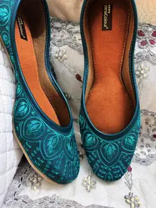 DESI COLOUR Women Embellished Ethnic Mojaris Flats
