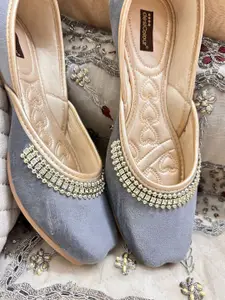 DESI COLOUR Women Synthetic Embellished Ethnic Mojaris Flats