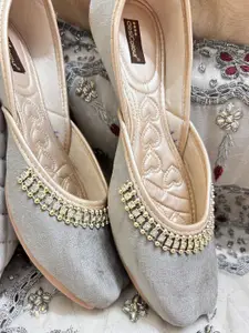 DESI COLOUR Women Synthetic Embellished Ethnic Mojaris Flats